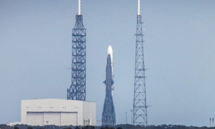 Blue Origin uspešno izstrelil raketo New Glenn tisoče milj nad Zemljo
