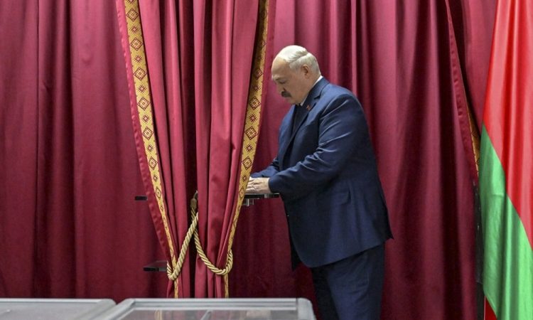 Lukašenku se po izidih vzporednih volitev obeta nov mandat