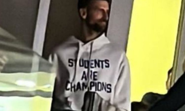 Novak Đoković apoya a los estudiantes con un gesto simbólico en el derbi de Belgrado