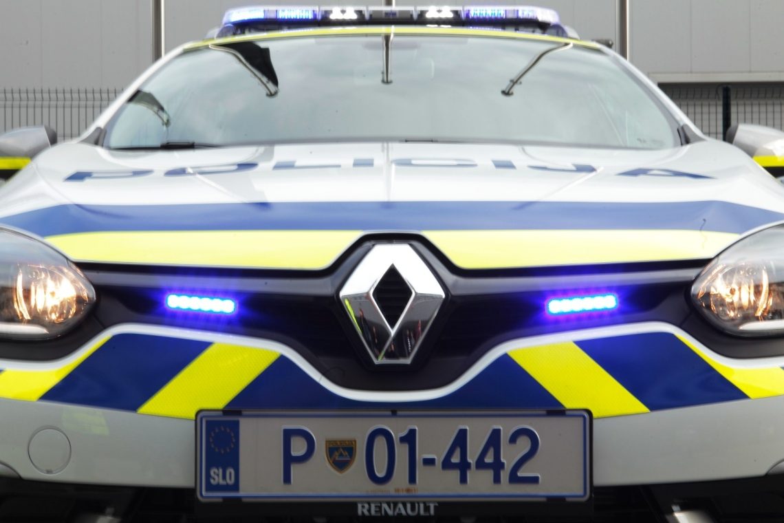 Voznik pod vplivom drog bežal policiji in končal v sodnem priporu