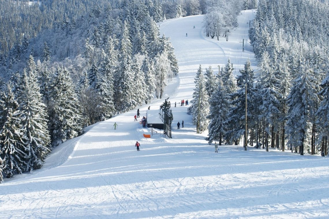 Na smučiščih Kope in Ribnica na Pohorju sta se huje poškodovala otroka