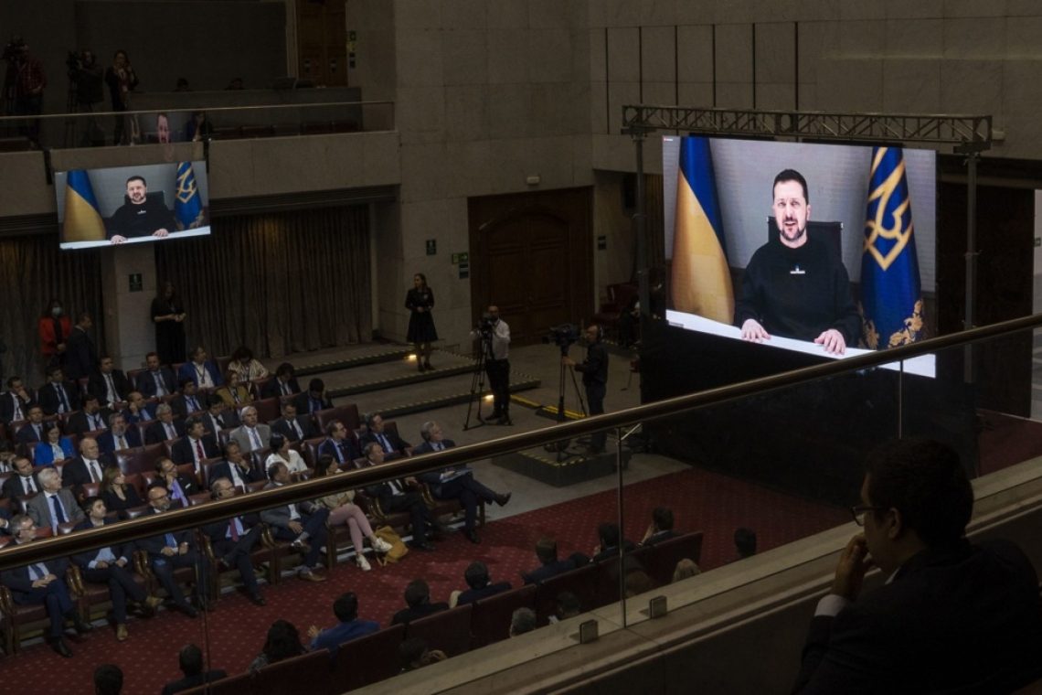 Zelenski ob tretji obletnici ruske invazije pozdravlja junaštvo Ukrajine