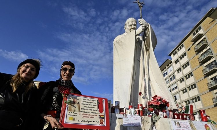 Papež Frančišek stabilen, danes brez mehanske ventilacije
