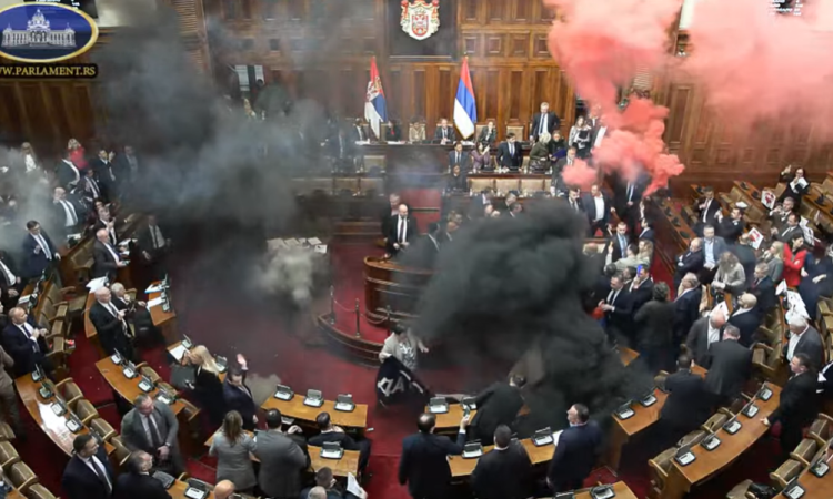 Kaos v srbskem parlamentu ob sprejemanju zakonov