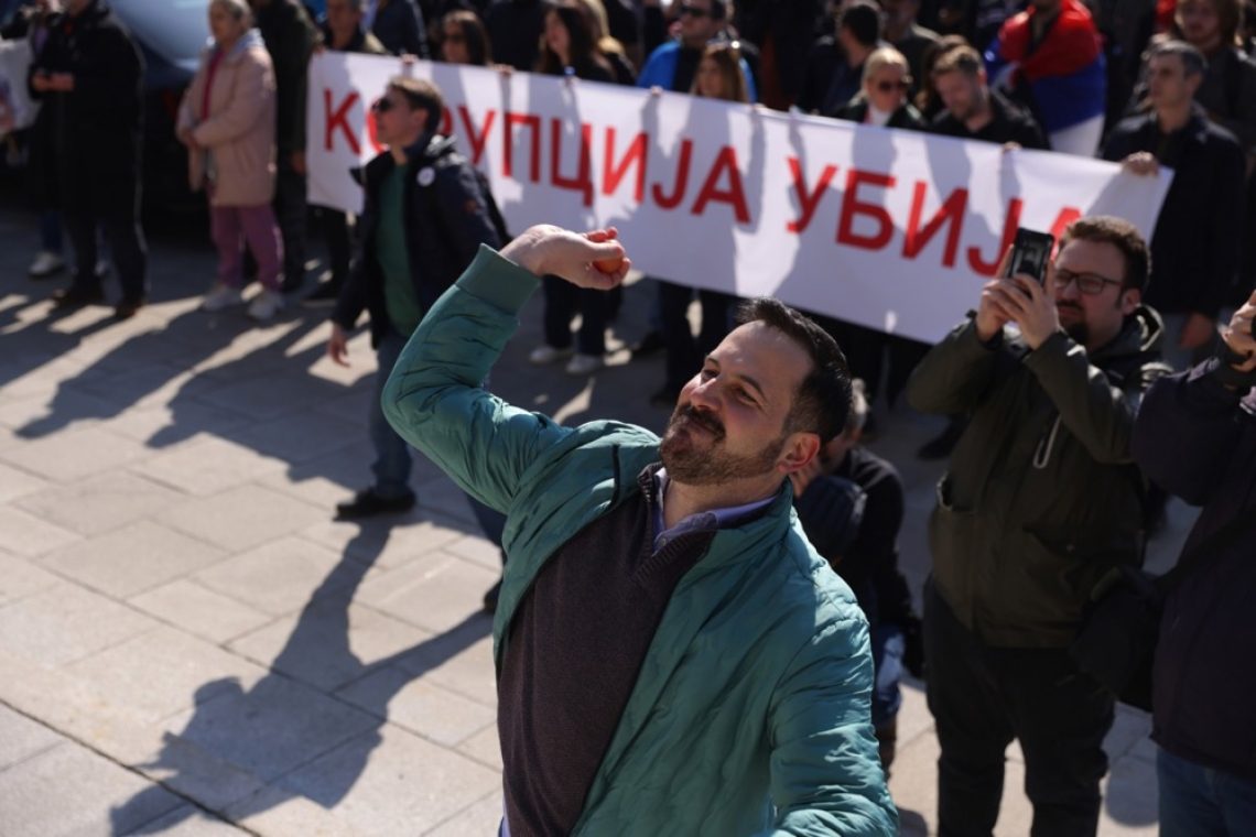 Spopad pred mestno hišo v Beogradu, več pridržanih