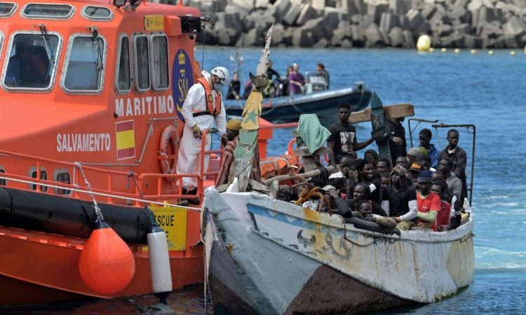 Ob libijski obali rešili 25 migrantov