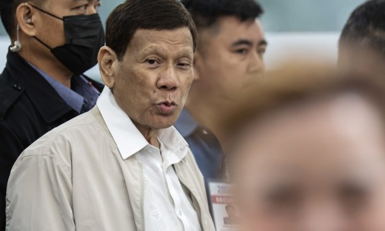 V Manili pridržali nekdanjega filipinskega predsednika Duterteja
