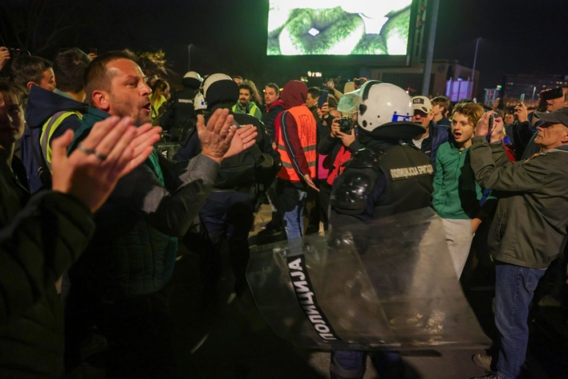 Evroposlanci zahtevajo ukrepanje komisije glede protestov v Srbiji