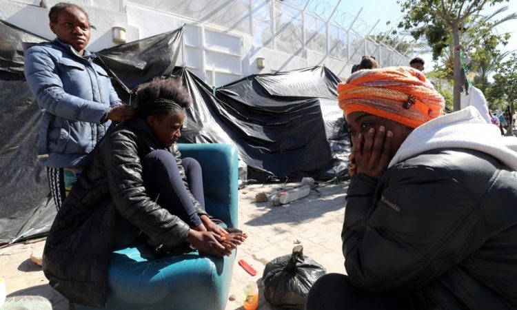 Pred obalo Tunizije rešili 612 migrantov, našli 18 trupel