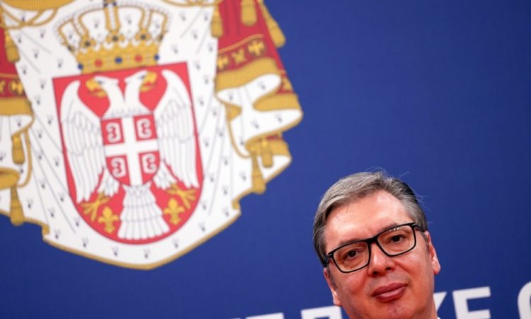 Vučićev obisk poškodovanih v Srbiji sprožil kritike javnosti