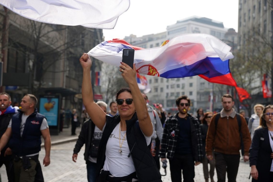 Earshot: Na protestu v Beogradu slišati zvok zvočnega orožja
