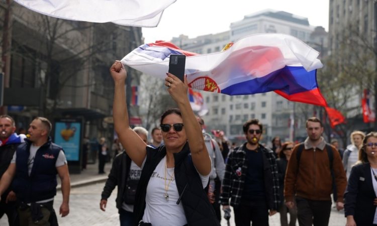 Earshot: Na protestu v Beogradu slišati zvok zvočnega orožja