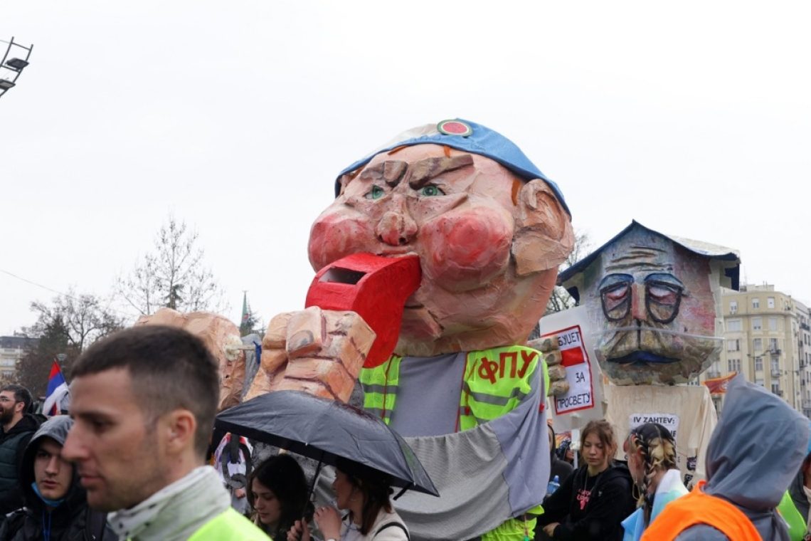 Žandar trdi, da so bili med protestom v Beogradu nameščeni zvočni topovi