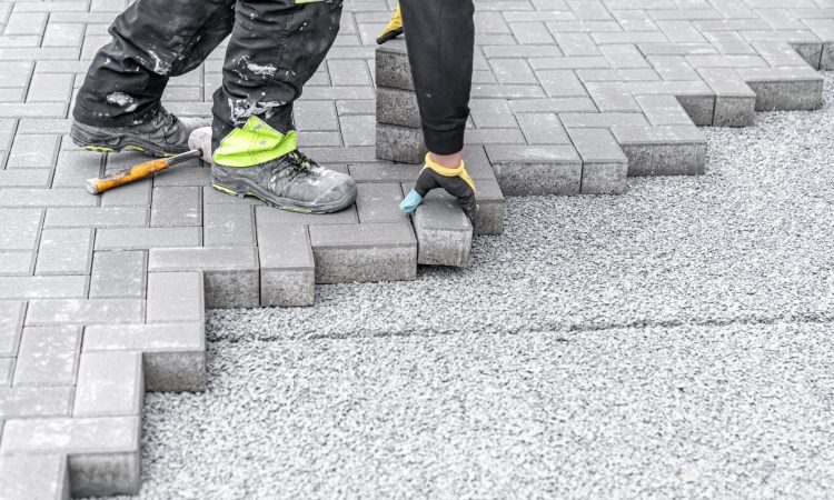 Koper ureja novo tlakovano sprehajalno pot ob Semedelski promenadi