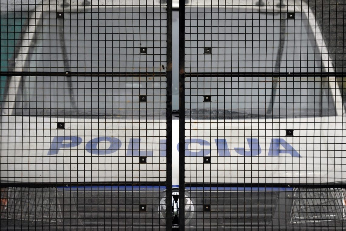 Ukrajinski voznik bežal pred policijo in prevažal štiri turške državljane