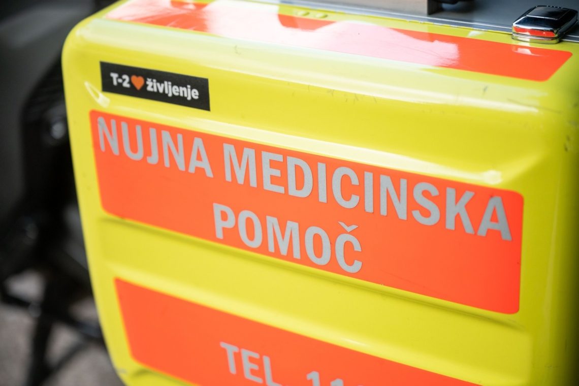 Umrl po padcu z varovalne ograje proti soteski Soče