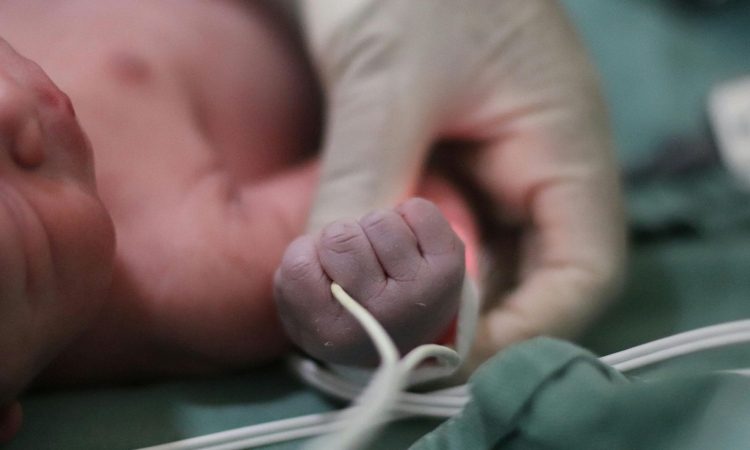 Nekdanja babica iz Maribora zanikala kakršnokoli vedenje o domnevnem odtujevanju novorojenčkov
