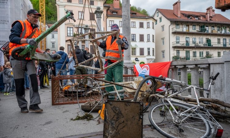 Iz Ljubljanice potegnili 660 kilogramov odpadkov