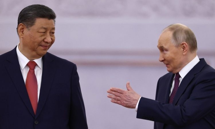Xi in Putin poudarila zavezništvo ob dnevu zmage v Moskvi
