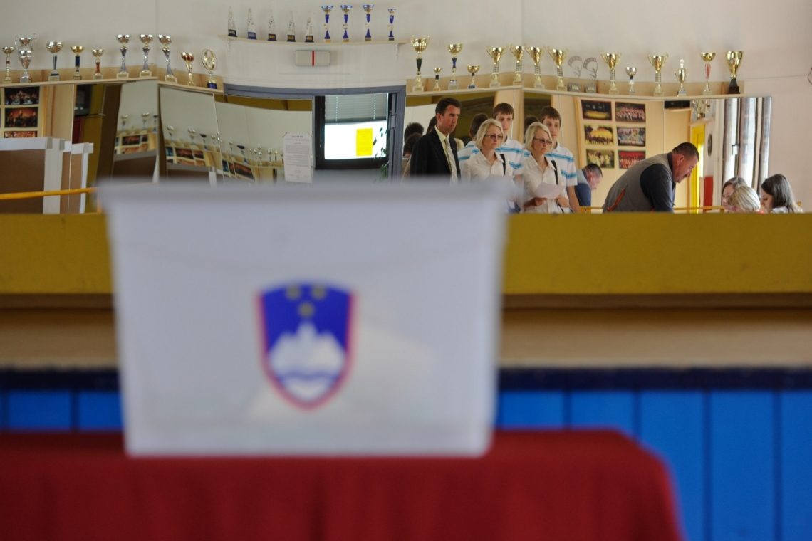 Po državi odprta volišča za referendumsko glasovanje o dodatku k pokojnini za umetnike