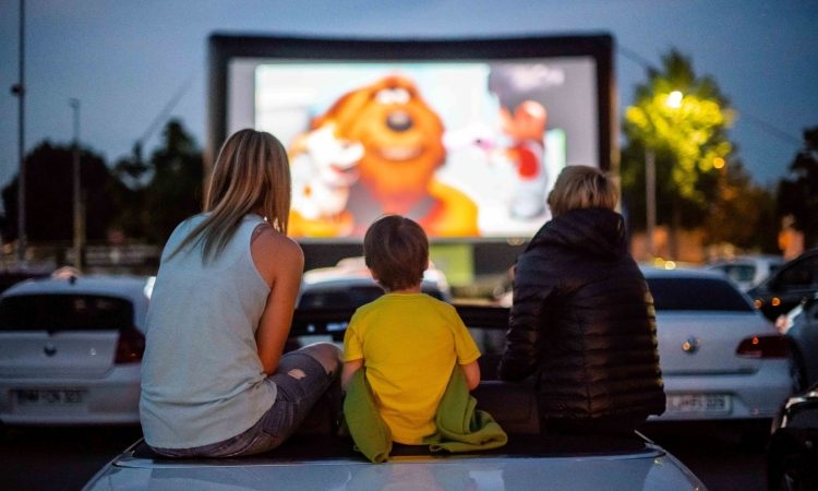 Drive-in kino na parkirišču Centra Vič odpira že osmo sezono