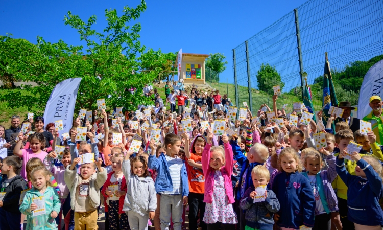 Mladi čebelarji dobili tri nove učne čebelnjake