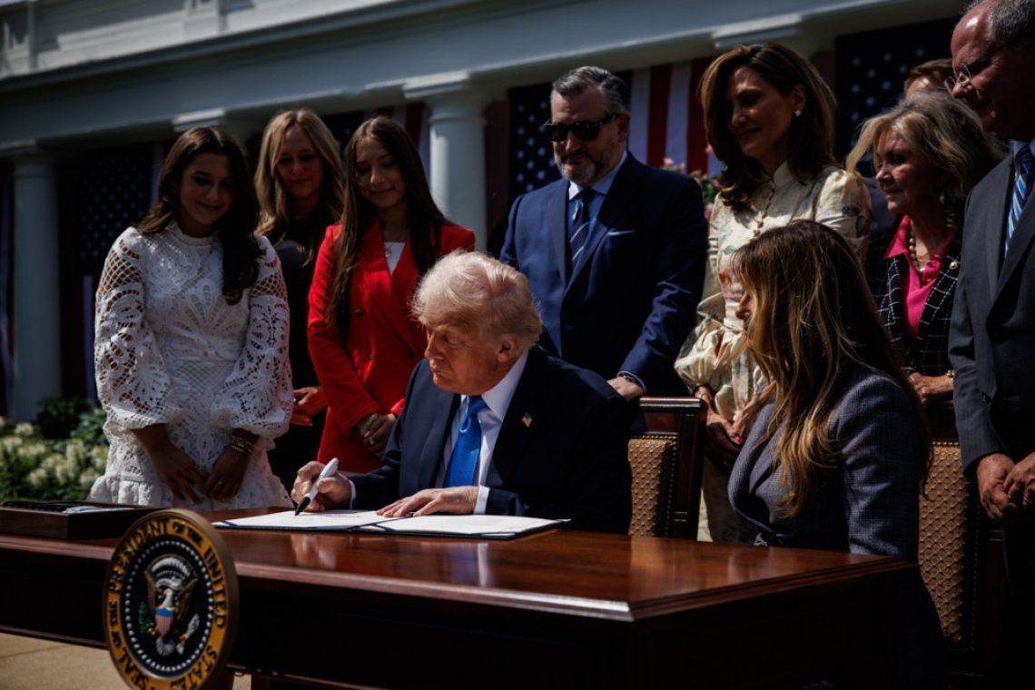 Trump podpisal zakon proti maščevalni pornografiji in lažnim posnetkom