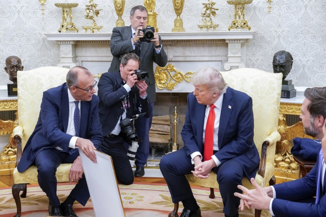 Merz razveselil Trumpa z rojstnim listom njegovega dedka