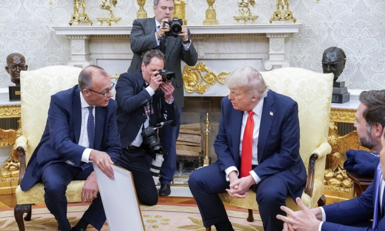 Merz razveselil Trumpa z rojstnim listom njegovega dedka