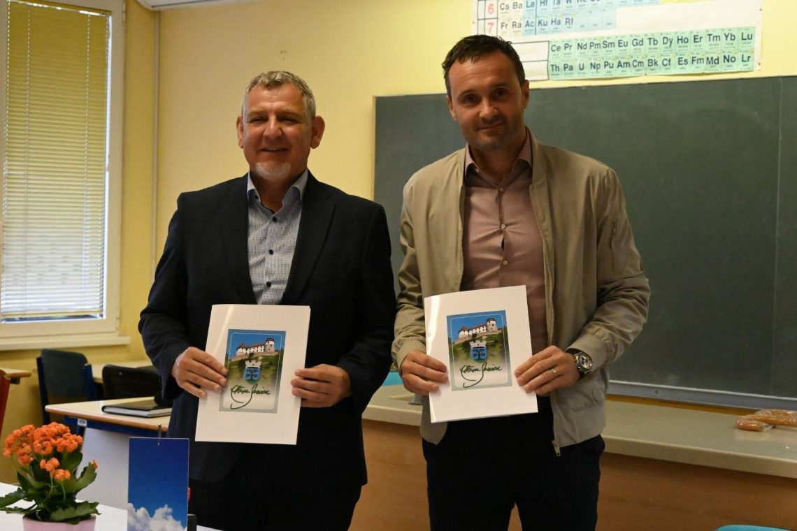 Na Blanci podpisali pogodbo za novo šolsko športno igrišče