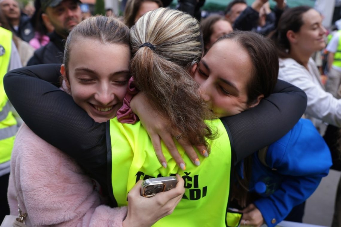 V Beogradu se pred študentskim protestom zbirajo množice