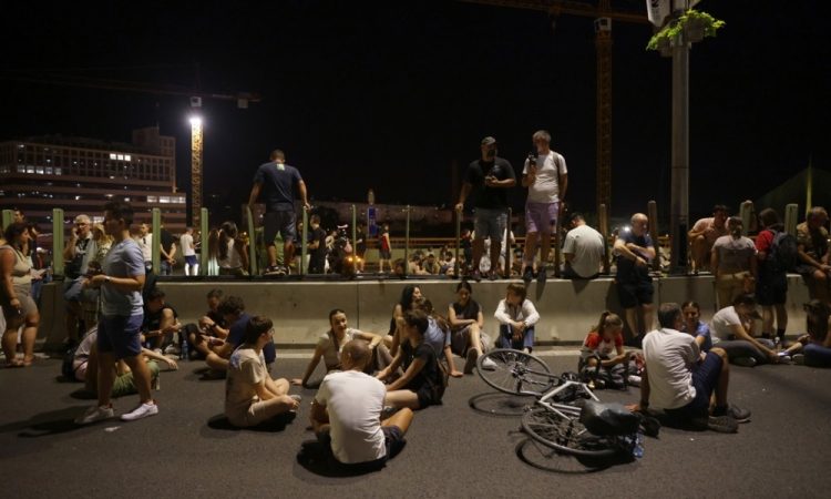 V Srbiji po aretacijah protestnikov znova ulične blokade