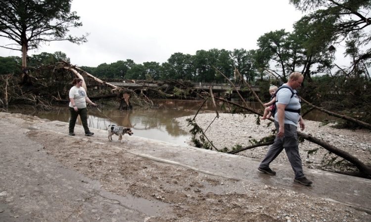 V Teksasu najmanj 50 mrtvih v hudourniških poplavah