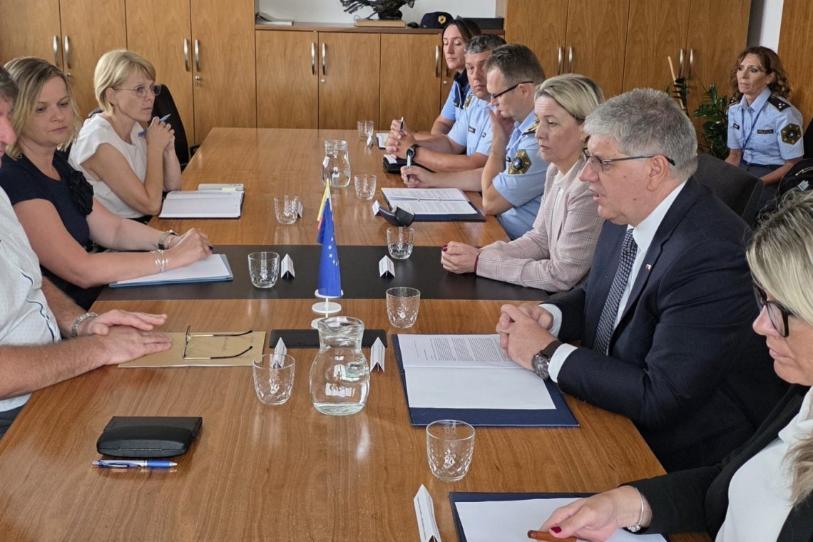 Minister Poklukar obiskal Šentjernej in napovedal dodatne ukrepe policije