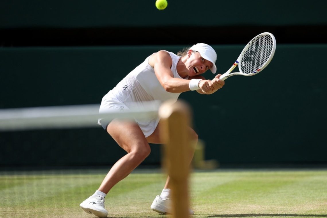 Iga Swiatek brez izgubljene igre proti Amandi Anisimovi do prvega naslova v Wimbledonu