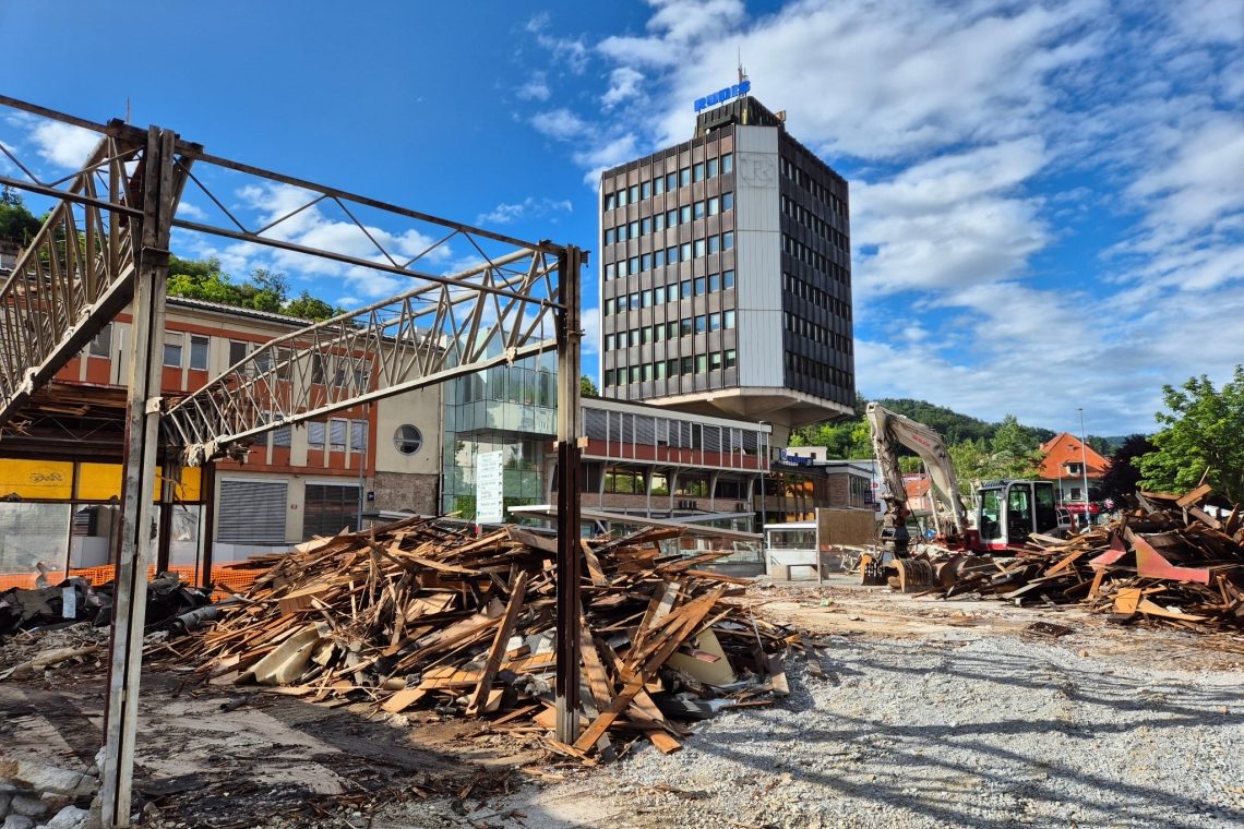 Trgovinski paviljoni na Trgu revolucije bodo dokončno odstranjeni