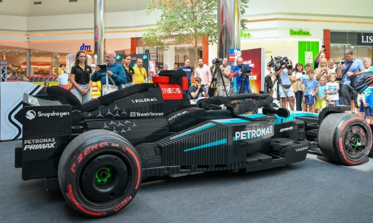 Dirkalnik Formule 1 iz LEGO kock v naravni velikosti razstavljen v Cityparku