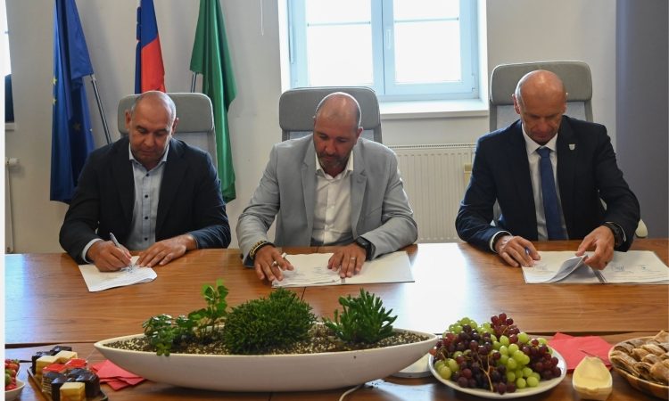 V Krškem podpisali koncesijsko pogodbo za mestni potniški promet