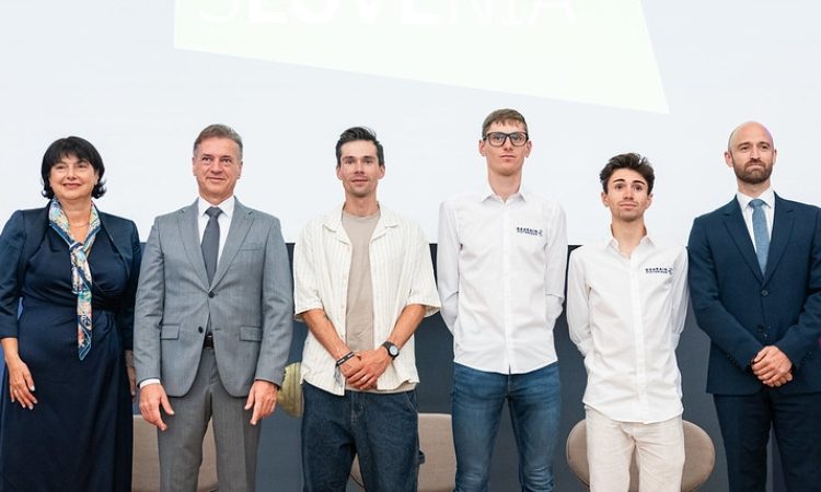 Golob v Parizu čestital slovenskim kolesarjem in napovedal kandidaturo za začetek Toura 2029 v Sloveniji
