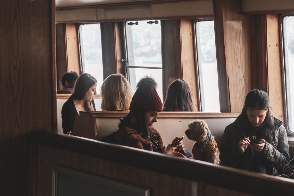 Phubbing: ko telefon postane ovira za pristne odnose