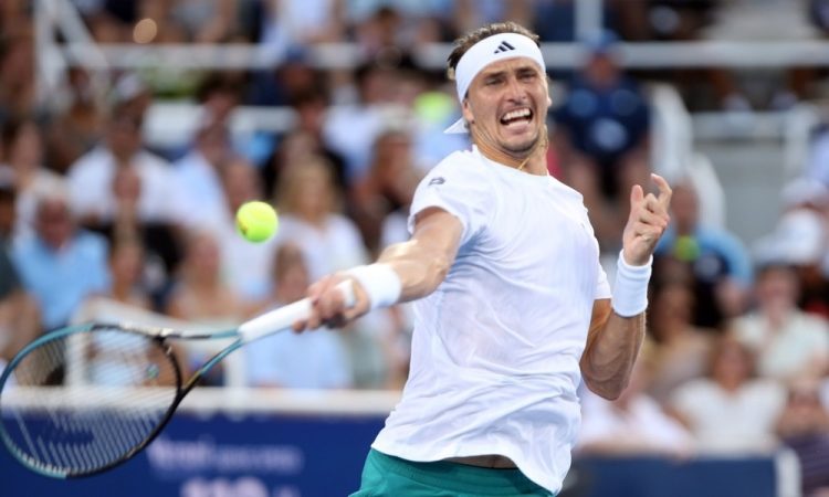Zverev premagal domačina Sheltona za polfinale z Alcarazom