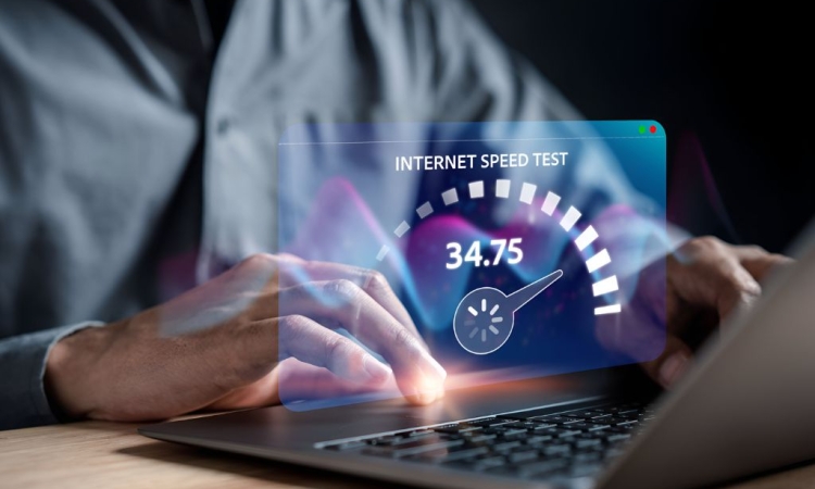 Slovenija z mobilnim internetom prekaša regijo, pri fiksnem zaostaja za sosedama