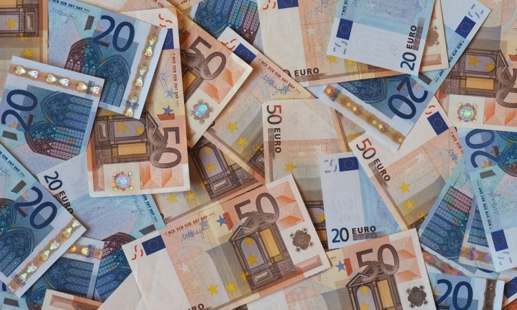Par v Franciji razkrinkan zaradi goljufanja socialne pomoči in luksuznega življenja