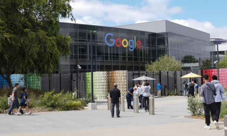Alphabet kot Schrödingerjeva mačka: tehnološki velikan med stabilnostjo in prebojem