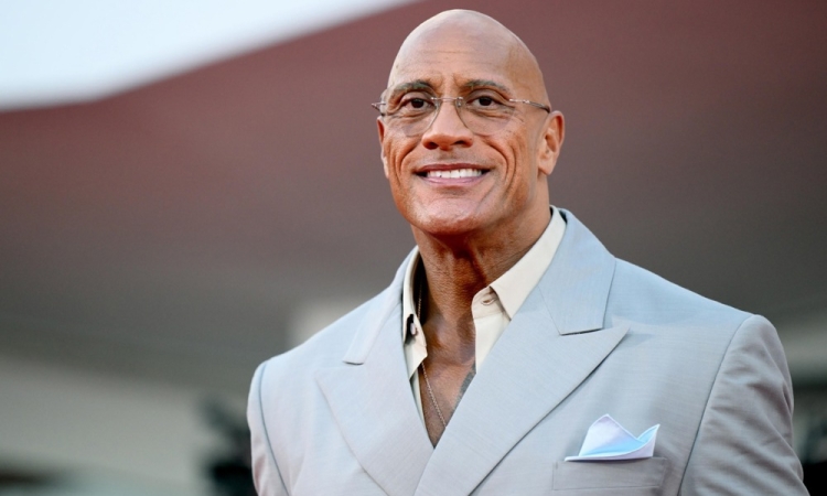 Dwayne Johnson v Benetkah presenetil z novo podobo za vlogo Marka Kerra