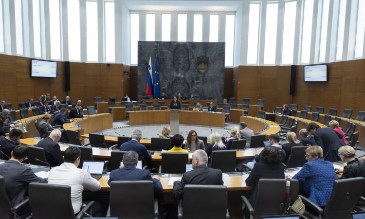 Poslanci potrdili novi zakon o medijih