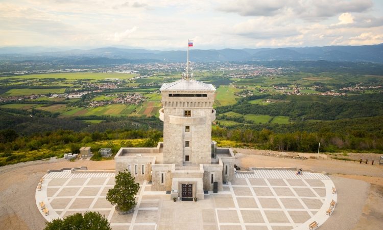 Zaključena obnova zunanjosti Pomnika miru na Cerju v znamenju trajnosti in povezovanja