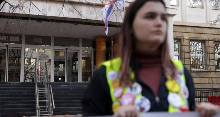 Država mora plačati odškodnino družinama dveh žrtev zrušitve nadstreška v Novem Sadu