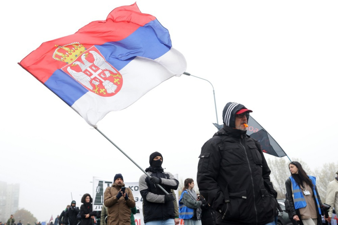 V Beogradu več sto ljudi na shodu v podporo novinarjem N1