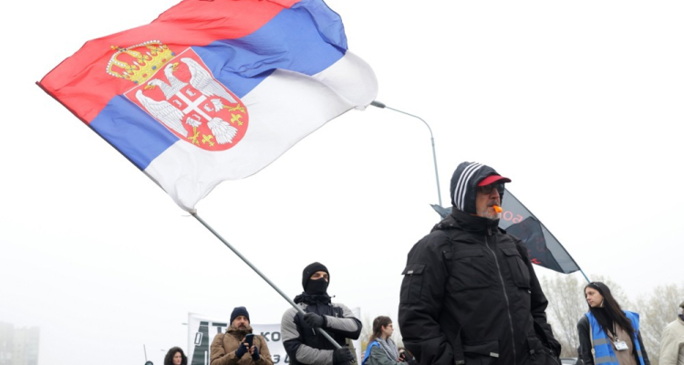 V Beogradu več sto ljudi na shodu v podporo novinarjem N1